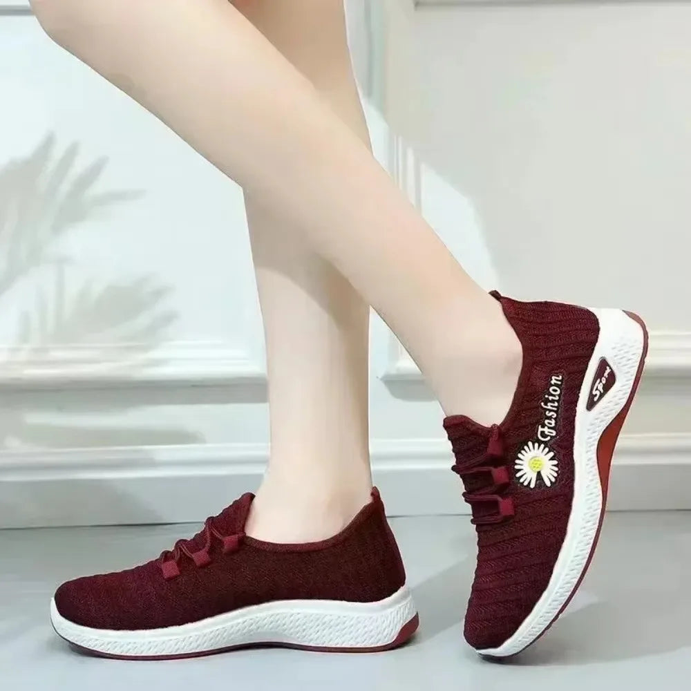 Fashionable sports shoes for women