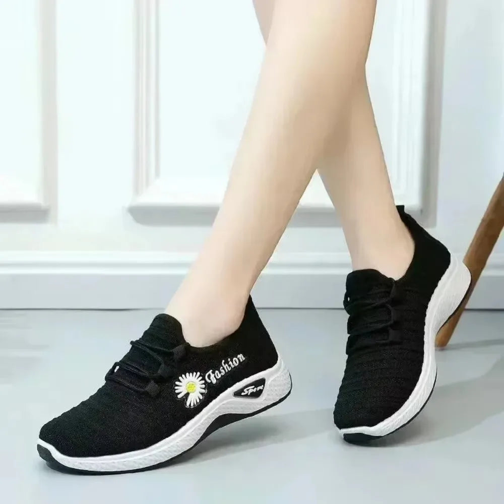 Fashionable sports shoes for women